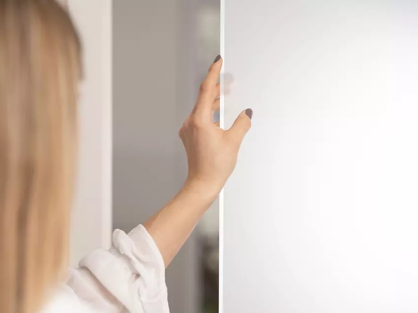 csm_griffwerk_glastuer_frosted_glas_detail_mit_hand_hinten_86a9462749