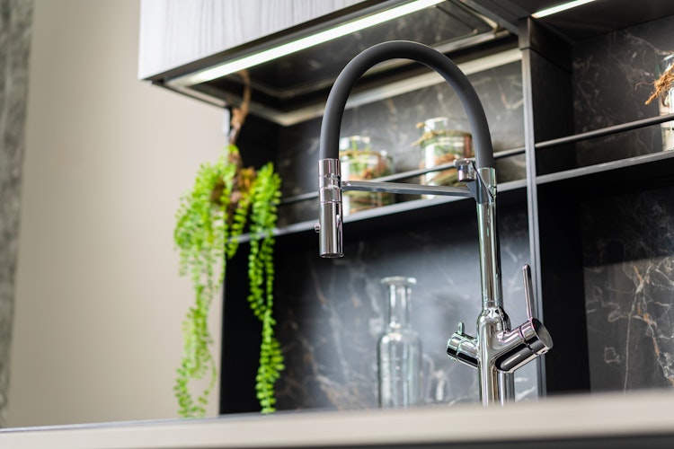 3 Wege Wasserhahn Küchenarmatur, BOD, mit 360° schwenkbarem Auslauf, abnehmbare 2 strahl Handbrause, Verchromt / Schwarz