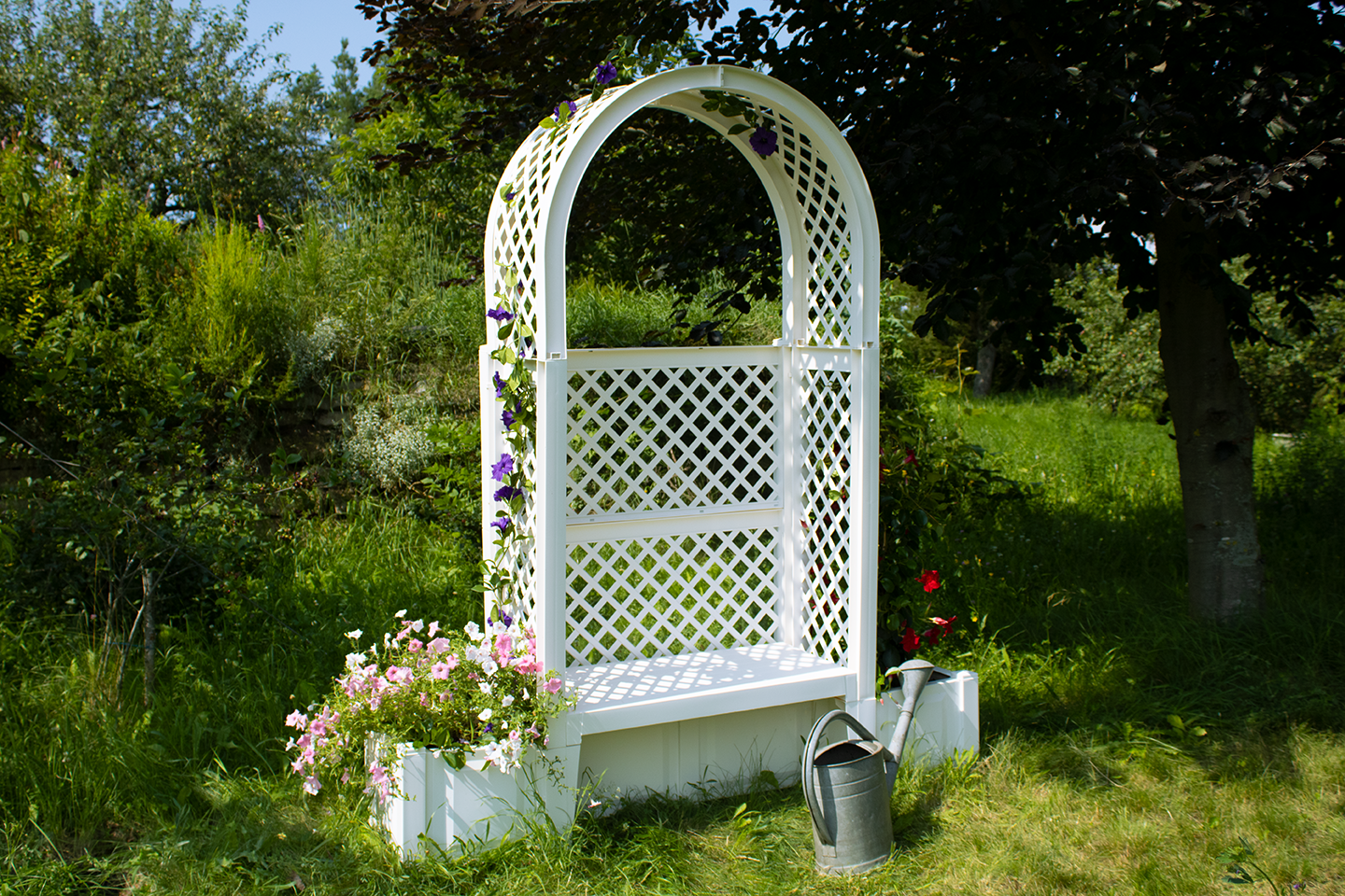 KHW Gartenbank Amsterdam mit Rosenbogen und Spalier weiß