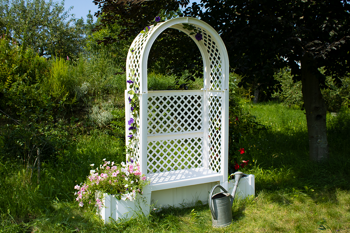 KHW Gartenbank Amsterdam mit Rosenbogen und Spalier weiß