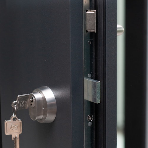 Krongart Stahl-Aluminium-Haustür DS68AC Modell 21 BLACKLINE mit schmalem Lichtausschnitt