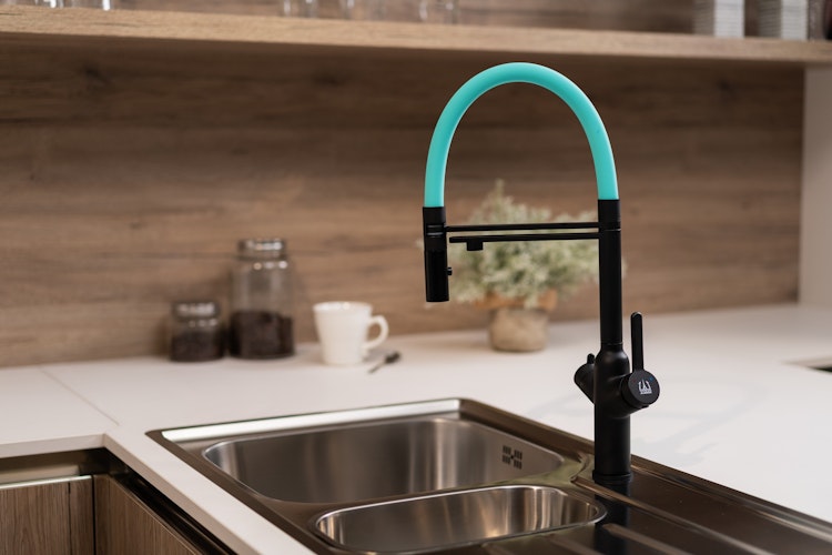 3 Wege Wasserhahn Küchenarmatur, BOD, mit 360° schwenkbarem Auslauf, abnehmbare 2 strahl Handbrause, Schwarz Matt / Türkis