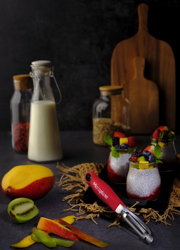 Microplane Profi-Schäler, gezahnt SPECIALTY Schwarz Rot