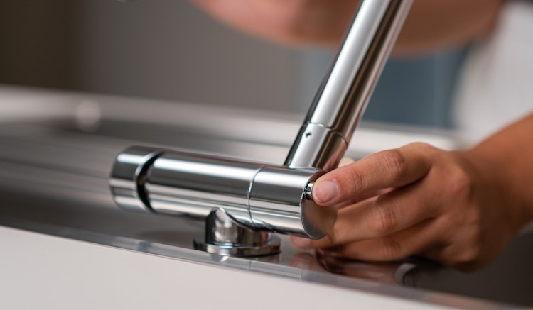 Wasserhahn Vorfenster Küchenarmatur, Umklappbar 4,5 CM, mit 360° schwenkbarem L-Auslauf, Verchromt / Weiß Granit