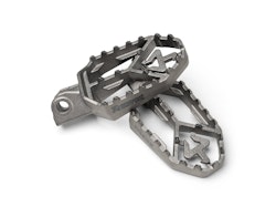 Akrapovič Adventure Fußrasten-Set (Titan) für CFMOTO 450 / 700 / 800 / 1000 MT / MT-X (ab 2024)