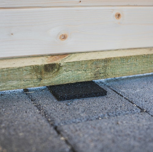 Zubehörset für Gartenhäuser bestehend aus 96 Feuchtigkeitspads und 4 Sturmwinkeln inkl. Befestigungsmaterial