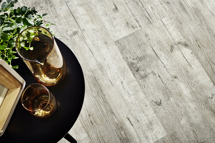 Handmuster KWG Antigua classic Hydrofix Pinie gebürstet Designvinyl Fertigfußboden 123,5x30,5 cm