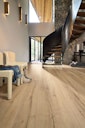 HANDMUSTER MEISTER Designboden MeisterDesign. flex DL 400 7139 Altholzeiche hell Porensynchron-Struktur