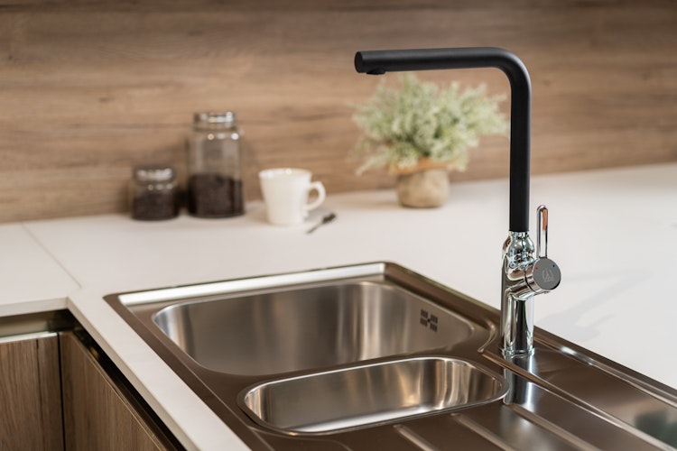 Wasserhahn Küchenarmatur, BOD, mit 360° schwenkbarem L-Auslauf, Verchromt / Schwarz Granit