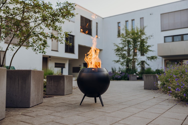 höfats MOON 45 All Black Plancha-Grillset mit niedrigem Fuß