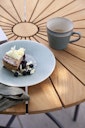 Cinas Balkon-Set ELLEN / PARC, Kaffeetisch Ø 80 cm + 2 Sessel, Aluminium Anthrazit / Teak