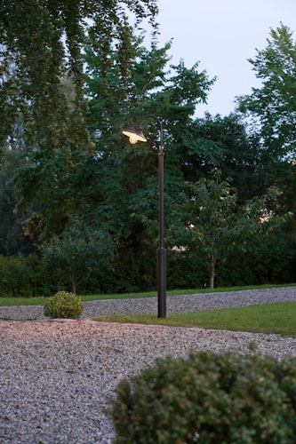 Konstsmide Standleuchte Vega, inkl. Pfahl Taurus, versch. Farben