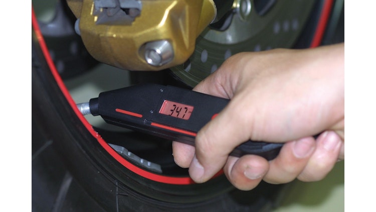 Bikeservice Reifendruckprüfer