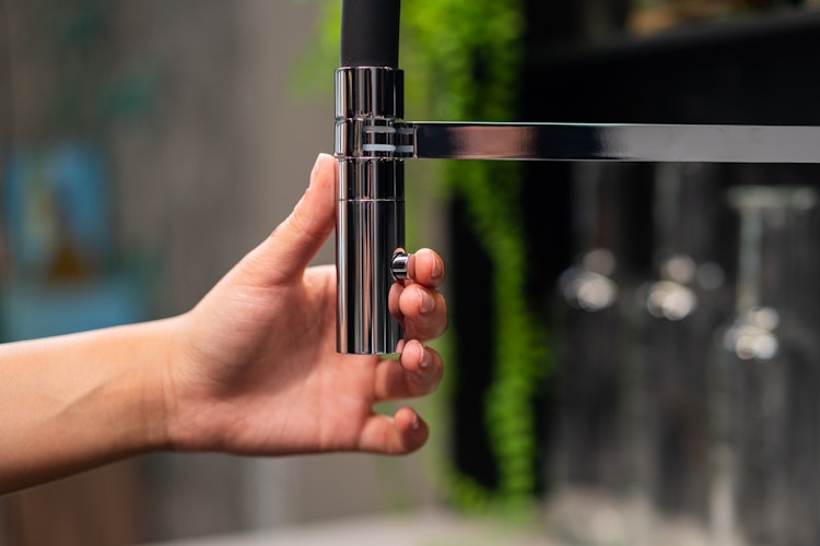 3 Wege Wasserhahn Küchenarmatur, BOD, mit 360° schwenkbarem Auslauf, abnehmbare 2 strahl Handbrause, Verchromt / Schwarz