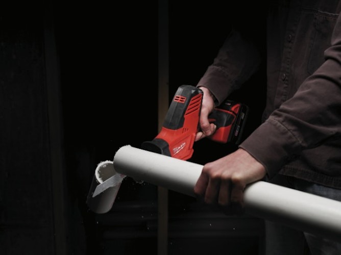 Milwaukee C18HZ-402B Akku-Kompakt-Säbelsäge 4933501114