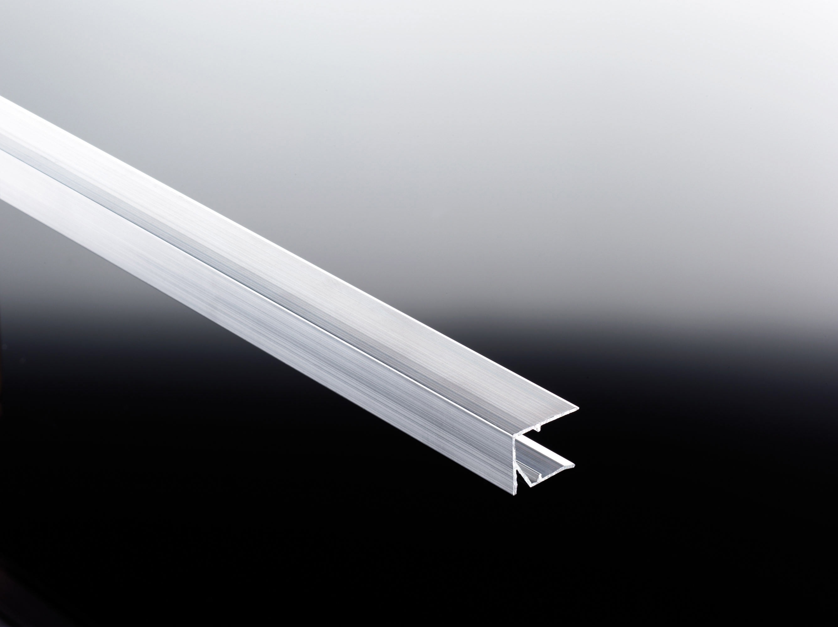 T&J Alu 16 Abschlußprofil gebohrtn980 mm, pressblanknmit Ablauföffnungen