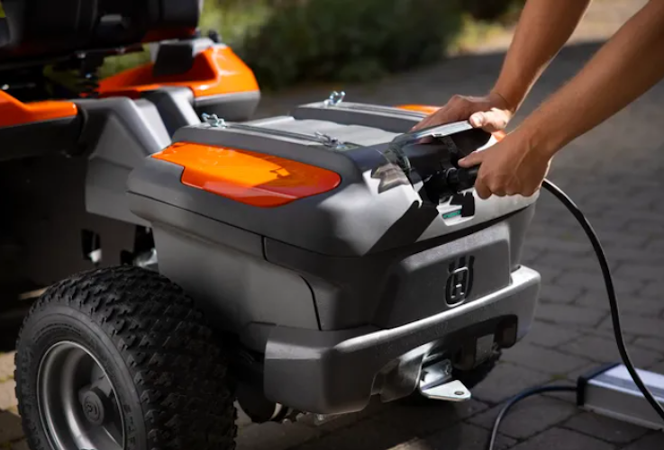 Husqvarna Akku-Rider R 200iX AWD mit Allradantrieb mit Dualbatterie