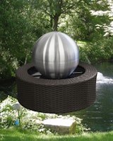 Gardenforma Wasserspiel mit Edelstahl-Kugel 35 cm, Rattanumrandung, Pumpe und LED