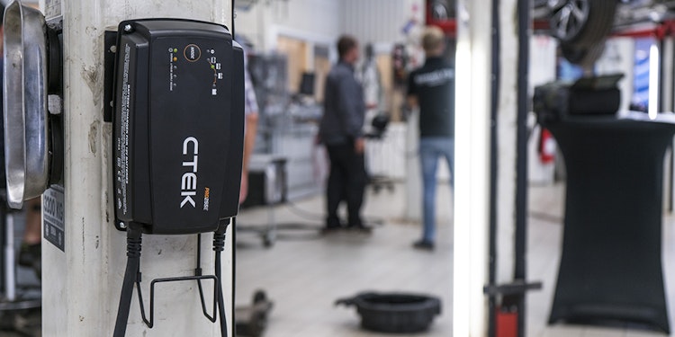 CTEK PRO25SE EU professionelles 12‑V Batterielade- und Stromversorgungsgerät 25 A