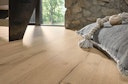 HANDMUSTER MEISTER Designboden MeisterDesign. flex DL 400 7139 Altholzeiche hell Porensynchron-Struktur