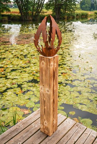 Badeko Kerze Sankt Ulrich in Edelrostoptik mit angeflammtem Fichtenholz Ständer - 145 cm