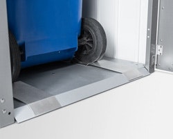 k_Detail_Boden_mit_Muelltonne