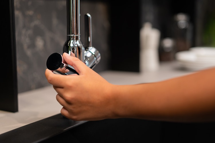 3 Wege Wasserhahn Küchenarmatur, BOD, mit 360° schwenkbarem Auslauf, abnehmbare 2 strahl Handbrause, Verchromt / Schwarz