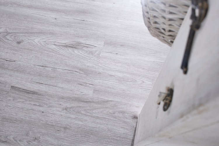 KWG Antigua classic Hydrofix Ziereiche silber Designvinyl Fertigfußboden 123,5x30,5 cm