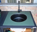Big Green Egg Arbeitsplatte grün mit Ausschnitt für Spülbecken