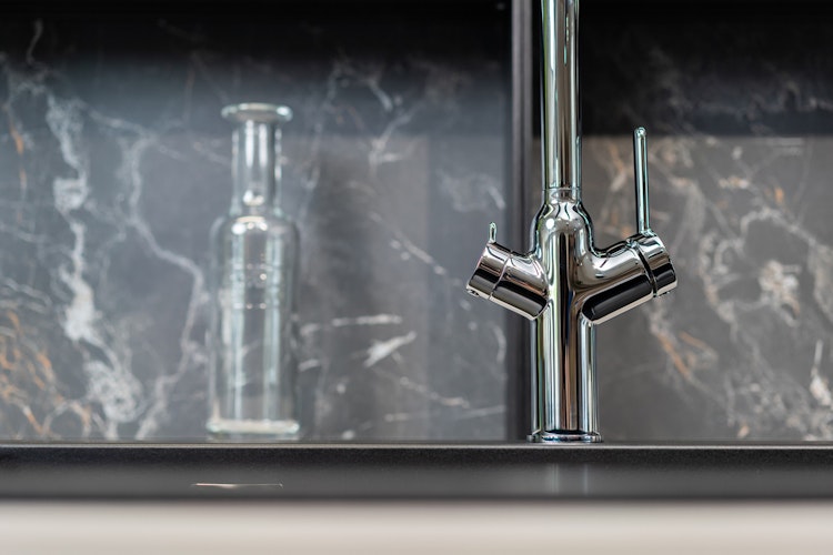 3 Wege Wasserhahn Küchenarmatur, BOD, mit 360° schwenkbarem Auslauf, abnehmbare 2 strahl Handbrause, Verchromt / Schwarz