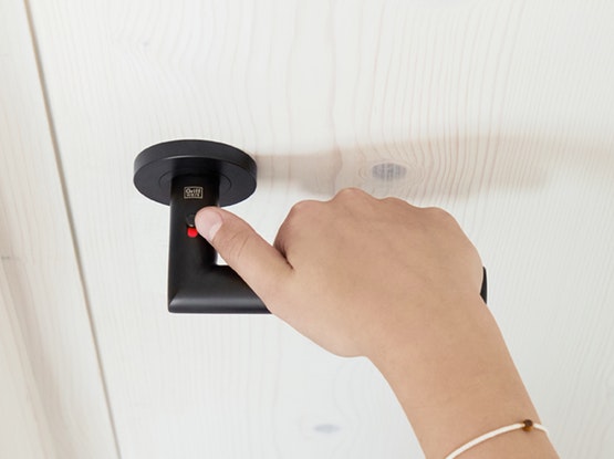 csm_griffwerk_smart2lock_lucia_graphite_black_child_closes_door_2d9b91e98d