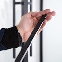 Vorschaubild Flexo aufklebbarer Alusteg für Lofttüren schwarz 2400 x 20 x 3 mm paarweise, inkl. Klebeband