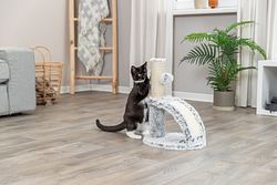 TRIXIE Kratzstamm Winnie mit Bürste, 43 cm, weiß-schwarz