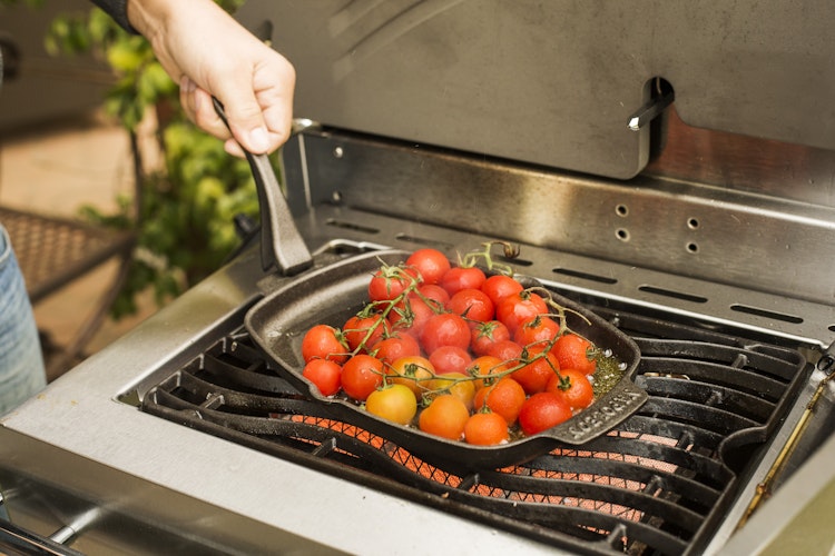 NAPOLEON Gusseiserne Pfanne mit Holz-Untersetzer (56008)