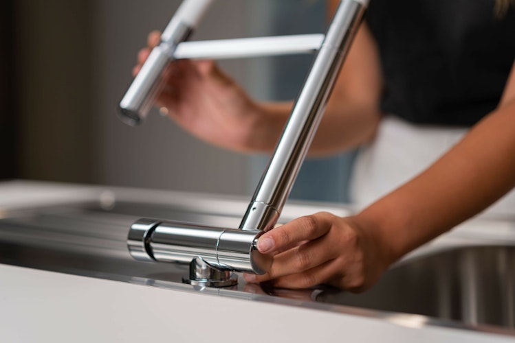 Wasserhahn Vorfenster Küchenarmatur, Umklappbar 4,5 CM, mit 360° schwenkbarem Auslauf, abnehmbare 2 strahl Handbrause, Verchromt / Schwarz