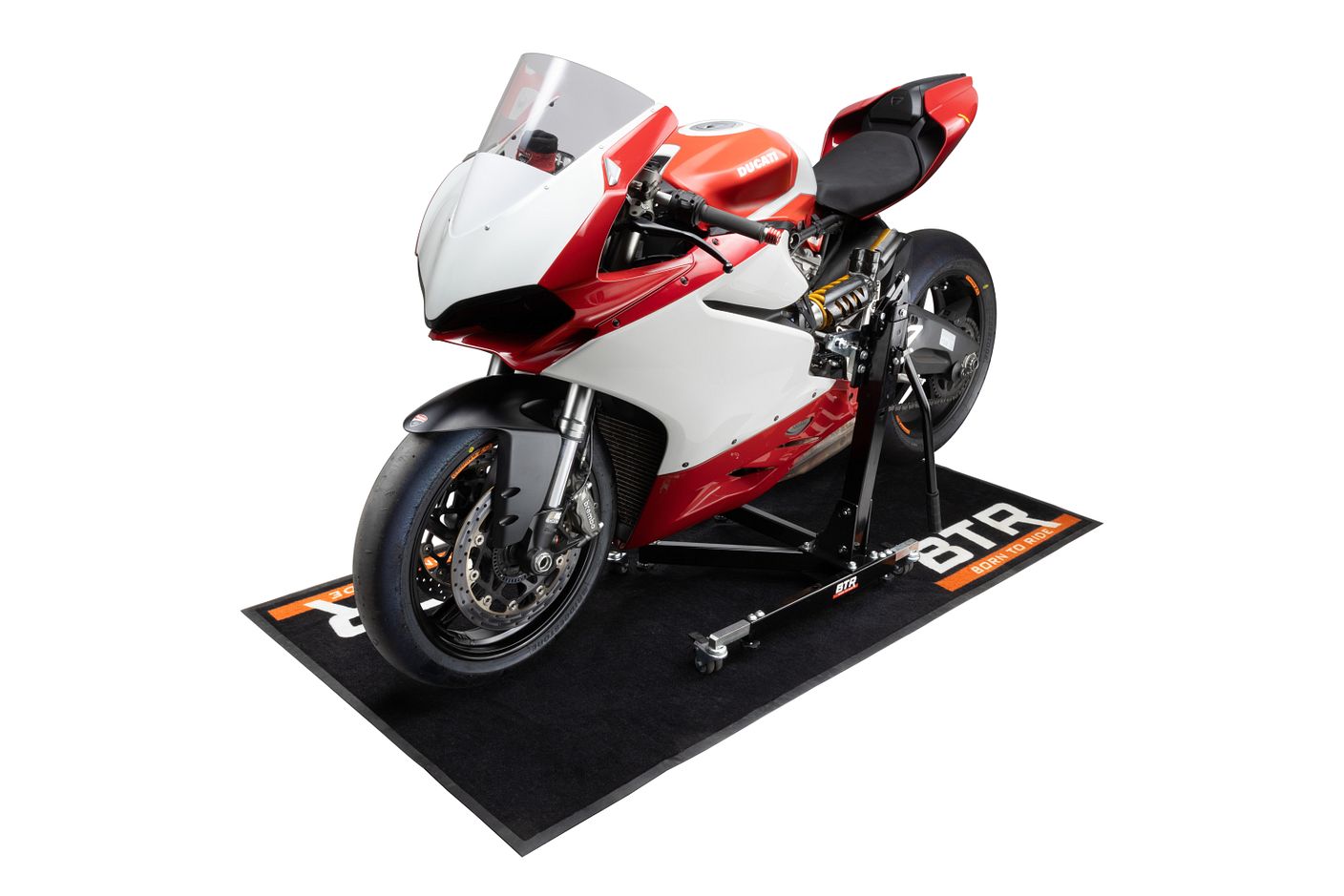 Motorrad steht auf der BTR Umweltmatte