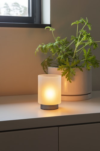 Konstsmide Weihnachtsbeleuchtung LED Kerze, mattes Glas, silberner Sockel, dimmbar, batteriebetrieben, 1,8m USB Kabel