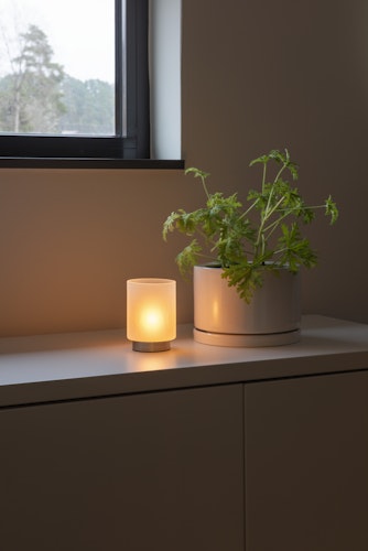 Konstsmide Weihnachtsbeleuchtung LED Kerze, mattes Glas, silberner Sockel, dimmbar, batteriebetrieben, 1,8m USB Kabel