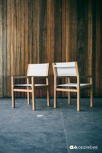 Apple Bee Armlehnstuhl FREJUS, Teak Natural / Kunststoffgewebe BEE WETT Sling Bright - Abverkauf